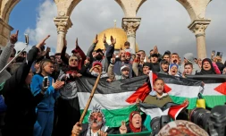 Des fidÚles palestiniens manifestent sur l'esplanade des Mosquées dans la vieille ville de Jérusalem, le 15 décembre 2017