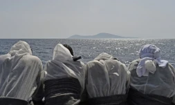 Des migrants à bord du bateau l'Aquarius, aprÚs leur sauvetage le 25 mai 2016 au large de la Libye en Méditarrenée