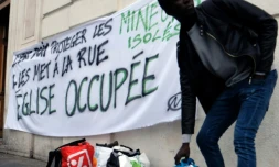 Un migrant devant l'église Saint-Ferréol de Marseille le 24 novembre 2017