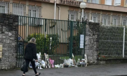 Hommage devant la gendarmerie nationale, à Carcassonne le 24 mars 2018 au lendemain de l'attaque qui a fait quatre morts dont un lieutenant-colonel