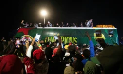 Des supporters de l'équipe de football du Sénégal accueillent le 20 janvier 2026 le bus des joueurs de retour du Maroc, après leur victoire en finale de la CAN-2025 face au Maroc  