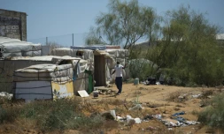un travailleur saisonnier devant un baraquement dans un bidonville de Lepe, près de Huelva, dans le sud de l'Espagne, le 29 juillet 2020
