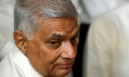 Le nouveau premier ministre du Sri Lanka, Ranil Wickremesinghe, visite un temple bouddhiste après sa prestation de serment à Colombo, le 12 mai 2022 