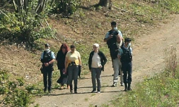 Monique Olivier (c), l'ex-épouse du tueur en série Michel Fourniret, et la juge Sabine Kheris, lors de nouvelles fouilles pour retrouver le corps d'Estelle Mouzin, le 31 août 2021 à Issancourt-et-Rumel, dans les Ardennes