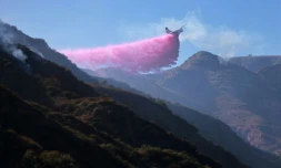 Un bombardier d'eau largue du retardant sur un incendie Ă Simi Valley, le 3 juillet 2024 en Californie