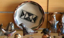 Des poteries de Sejnane présentées dans un magasin en Tunisie, le 10 mai 2019