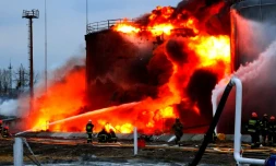 Photo prise et fournie par les services d'urgence ukrainiens montrant les pompiers à l'oeuvre pour éteindre un incendie causé par des frappes de missile russes sur une citerne de carburant à Lviv, en Ukraine, le 26 mars 2022