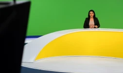 Une journaliste s'apprête à présenter une bulletin d'information, sur la Nalia Radio and Television (NRT), à Suleimaniyeh, au Kurdistan irakien, le 22 août 2020