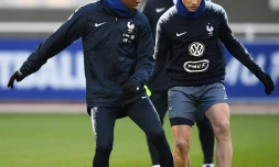 Le défenseur Lucas Digne (d) avec le milieu Thomas Lemar, lors d'un entraînement de l'équipe de France à Clairefontaine, le 19 mars 2018