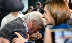 La présidente moldave Maia Sandu célÚbre sa victoire au second tour des élections, le 3 novembre 2024 à Chisinau.