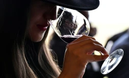 Une femme participe à une séance de dégustation lors de la semaine des primeurs, au Chùteau La Dominique à Saint-Emilion, le 10 avril 2018