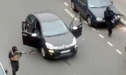 Les assaillants de Charlie Hebdo, identifiés par la suite comme les frères Kouachi, sur une video prise le 7 janvier 2015 devant l'hebdomadaire satirique à Paris