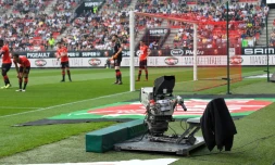 Une caméra de télévision, sans caméraman en raison d'une grÚve, lors du match de L1 entre Rennes et Strasbourg, le 6 mai 2018 au Roazhon Park à Rennes