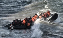 Des migrants à leur arrivée à bord d'un canot pneumatique, le 31 octobre 2015 sur l'île de Lesbos en Grèce