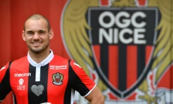 Le milieu néerlandais Wesley Sneijder pose avec le maillot de son nouveau club, l'OGC  Nice, lors de sa conférence de presse à l'Allianz Riviera, le 8 août 2017 