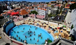 La piscine Torel sur une toit à Lisbonne, le 3 août 2017