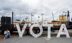 Un panneau "vote" ("vota" en espagnol) avant un rassemblement de campagne pour les élections de mi-mandat à Weslaco, au Texas, le 25 octobre 2026