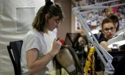 Noemie Lavigne dans l'atelier de perruques du Théâtre du Capitole, à Toulouse, dans le sud-ouest de la France, le 29 juin 2023