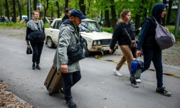 Des Ukrainiens arrivent à Kharkiv après avoir fui le village de Rouska Lozova, le 29 avril 2022