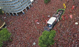 Un accueil digne du carnaval carioca pour Flamengo, au lendemain de son sacre de champion d'Amérique du Sud, le 24 novembre 2019 à Rio de Janeiro