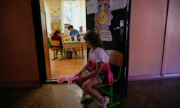 Une enfant attend d'être examinée par un médecin à Myrne, le 14 septembre 2023 en Ukraine