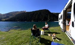 Kevin Laurent, Tifenn et leur chien ont posé leur van au bord du lac de Saint-Guérin, dans le beaufortain, le 4 octobre 2018