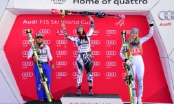 La Liechtensteinoise Tina Weirather (c) fĂȘte sur le podium sa 1re place en super-G Ă la Thuile en Italie, le 21 fĂ©vrier 2016