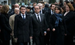 Le président François Hollande (c), le Premier ministre Manuel Valls (g) et la maire de Paris Anne Hidalgo (d), le 5 janvier 2016 à Paris