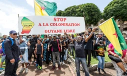 "Stop à la colonisation - Guyane libre" peut-on lire sur des panneaux de manifestants lors d'une marche à Cayenne le 28 mars 2017
