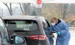 Test de dépistage du coronavirus en drive-in à Nuertingen (sud de l'Allemage) le 10 novembre 2020