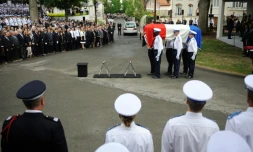 Les funérailles de la policiÚre municipale Aurélie Fouquet, le 26 mai 2010 à Villiers-sur-Marne, dans la banlieue parisienne