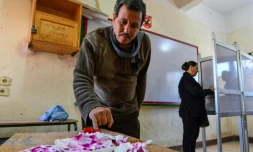 Un électeur votant lors du référendum sur une modification de la Constitution dans la ville égyptienne d'Assiout le 20 avril 2019