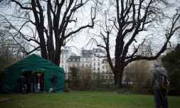 Une tente de l'ONG Ordre de Malte accueille les SDF dans un square parisien le 14 décembre 2014