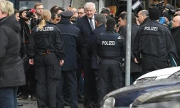 Le ministre allemand de l'Intérieur Horst Seehofer (centre) salue des policiers à Hanau le 20 février 2020 