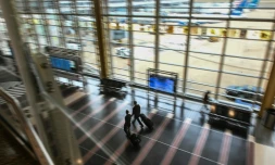 Deux membres d'équipage d'une compagnie aérienne à l'aéroport de Washington, le 27 décembre 2021