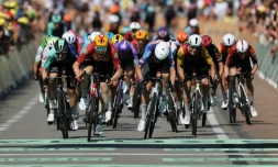 Le Norvégien Soren Waerenskjold (C) remporte le sprint à l'arrivée de la 11e étape du Tour de France, le 15 juillet 2026 à Nevers
