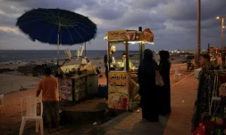 Mohammed Abou Assi vend du maïs au bord de la plage, le 2 septembre 2015 à Gaza