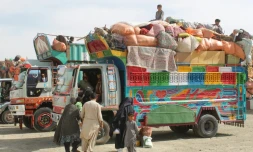Des réfugiés afghans, expulsés du Pakistan, attendent leur départ pour l'Afghanistan, dans un centre de rétention à Chaman, près de la frontière pakistano-afghane, le 9 avril 2025