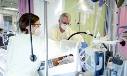 Une infirmière s'occupe d'un patient atteint du Covid-19 dans hôpital de Maastricht le 10 novembre 2021 