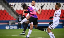 L'attaquant italien Moise Kean donne la victoire au Paris-SG en marquant de la tĂȘte lors du match de Ligue 1 Ă domicile contre Nice, le 13 fĂ©vrier 2021
