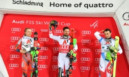 L'Autrichien Marcel Hirscher sur le podium aprÚs avoir remporté le slalom de Schladming en Coupe du monde le 23 janvier 2018