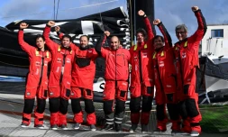 Le skipper Thomas Coville (3e à gauche) et son équipage ravis de boucler un tour du monde record lors du Trophée Jules Verne à leur arrivée à Brest, le 25 jnvier 2026 