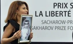 Raef Badaoui tient un portrait de son époux Ensaf Haidar, blogueur saoudien emprisonné, lors de la remise du prix Sakharov à son mari, le 16 décembre 2015