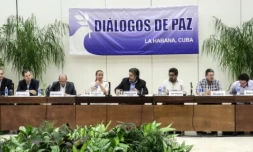 Des membres du gouvernement colombien et des Farc lors d'une conférence de presse à La Havane, le 12 août 2016