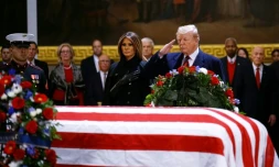 L'actuel président des Etats-Unis Donald Trump et sa femme Melania devant le cercueil du 41e président des Etats-Unis George H. W. Bush, sous la coupole du Capitole à Washington, le 3 décembre 2018