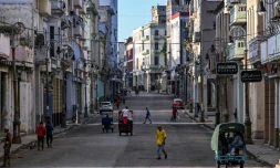 Dans une rue sans courant de La Havane, Ă Cuba, le 22 mars 2026