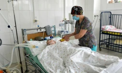 Un garçon ukrainien blessé, soigné à l'hÎpital de Kharkiv, le 10 mars 2022