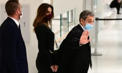 Nicolas Sarkozy, accompagné de son épouse Carla Bruni, quitte le tribunal de Paris le 9 décembre 2020