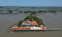 Le temple bouddhiste de Samut Chin en Thaïlande, cerné par les eaux, le 9 mars 2019