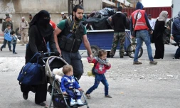 Des rebelles syriens et leurs familles en passe d'être évacués du quartier de Waer, à Homs, le 20 mai 2017